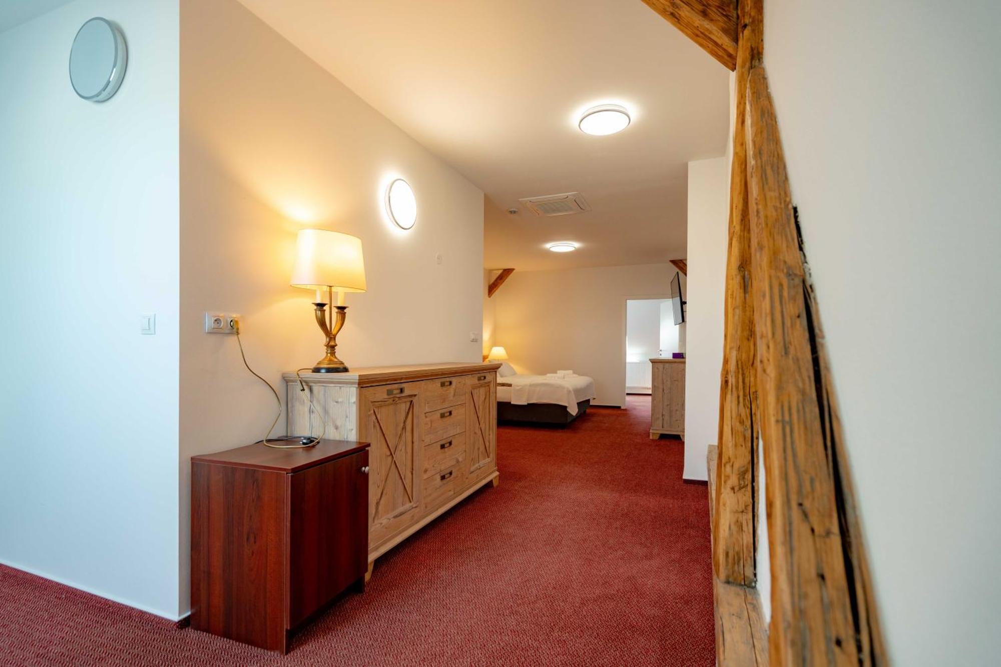 Hotel Volf Prestice Ngoại thất bức ảnh
