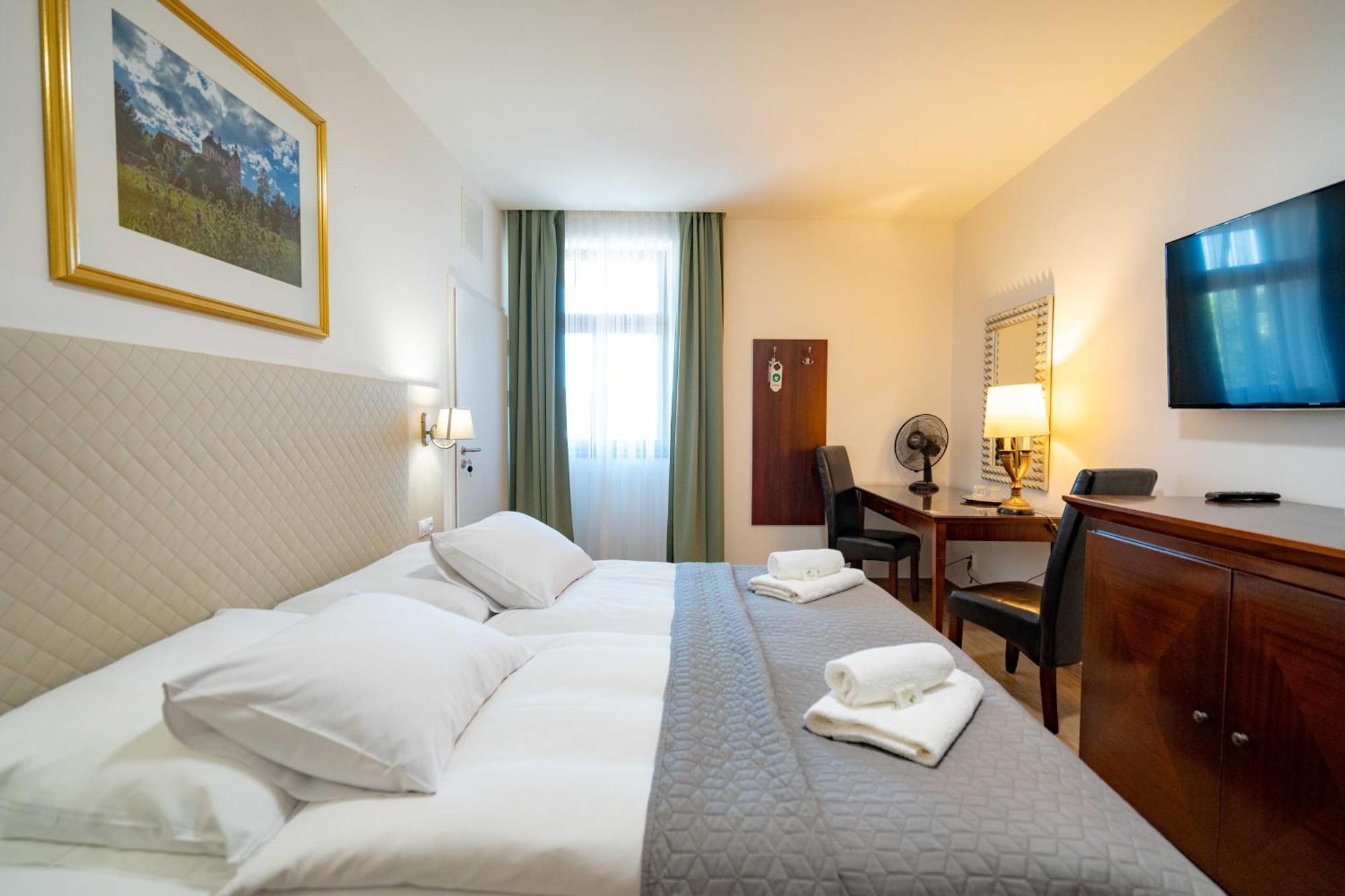 Hotel Volf Prestice Ngoại thất bức ảnh