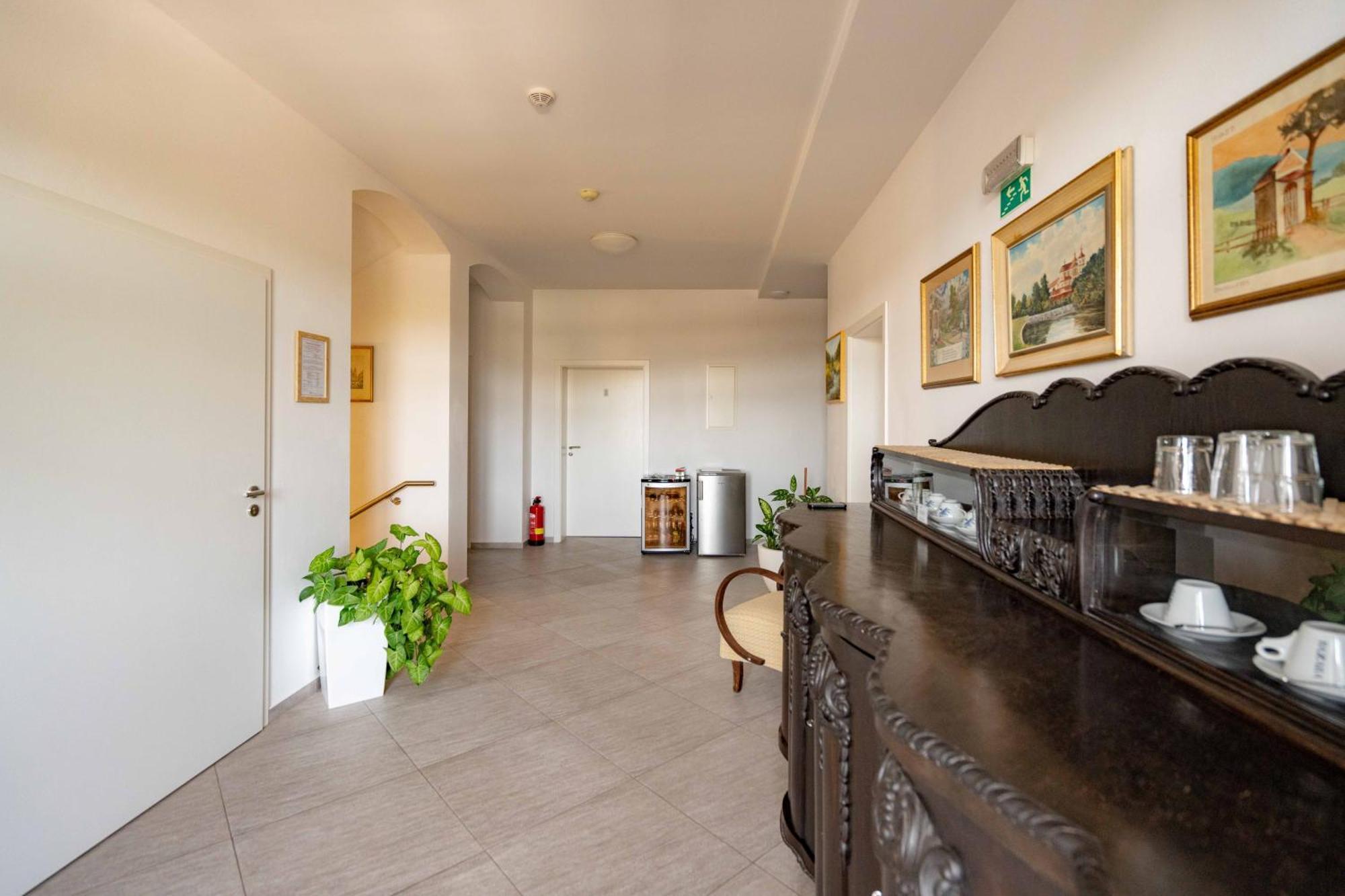 Hotel Volf Prestice Ngoại thất bức ảnh