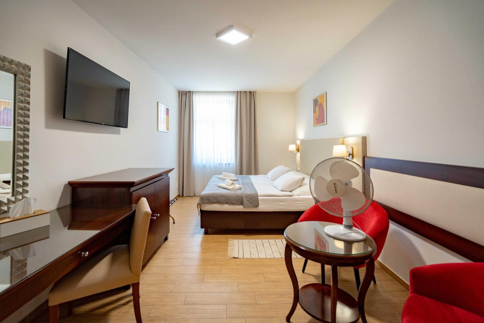 Hotel Volf Prestice Ngoại thất bức ảnh