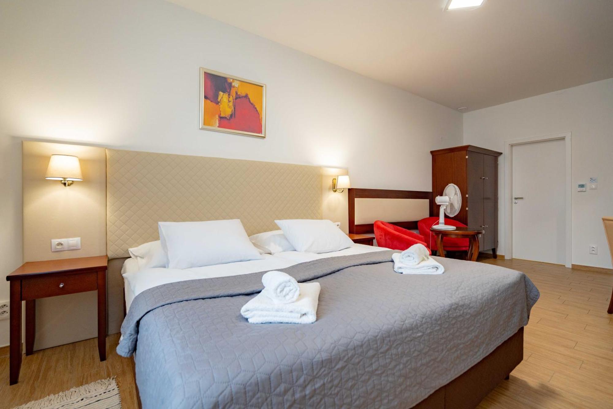 Hotel Volf Prestice Ngoại thất bức ảnh