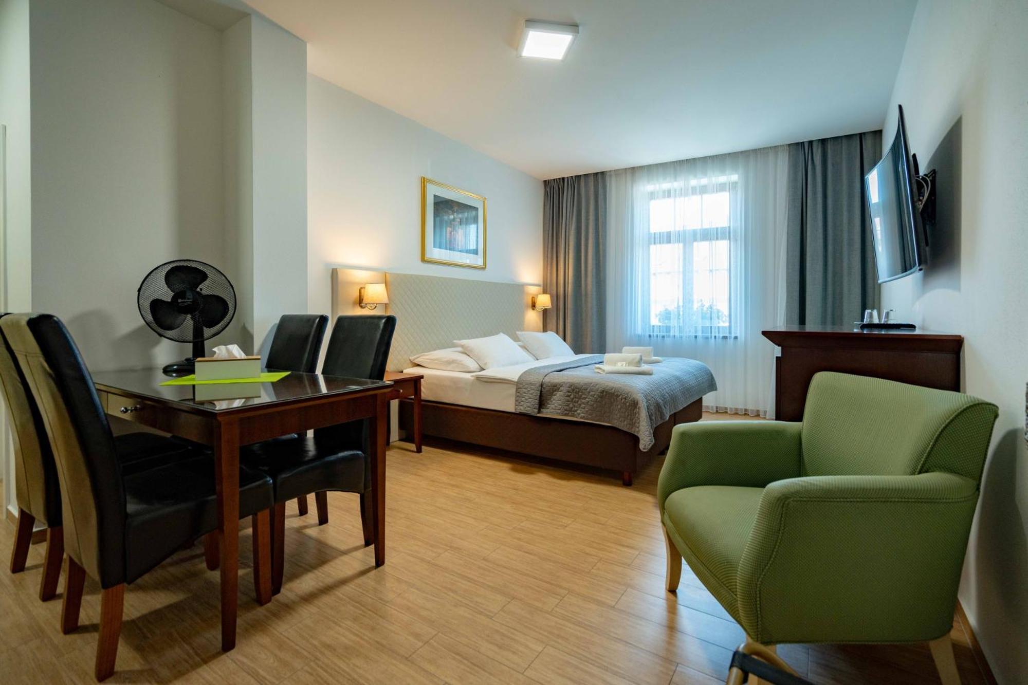 Hotel Volf Prestice Ngoại thất bức ảnh